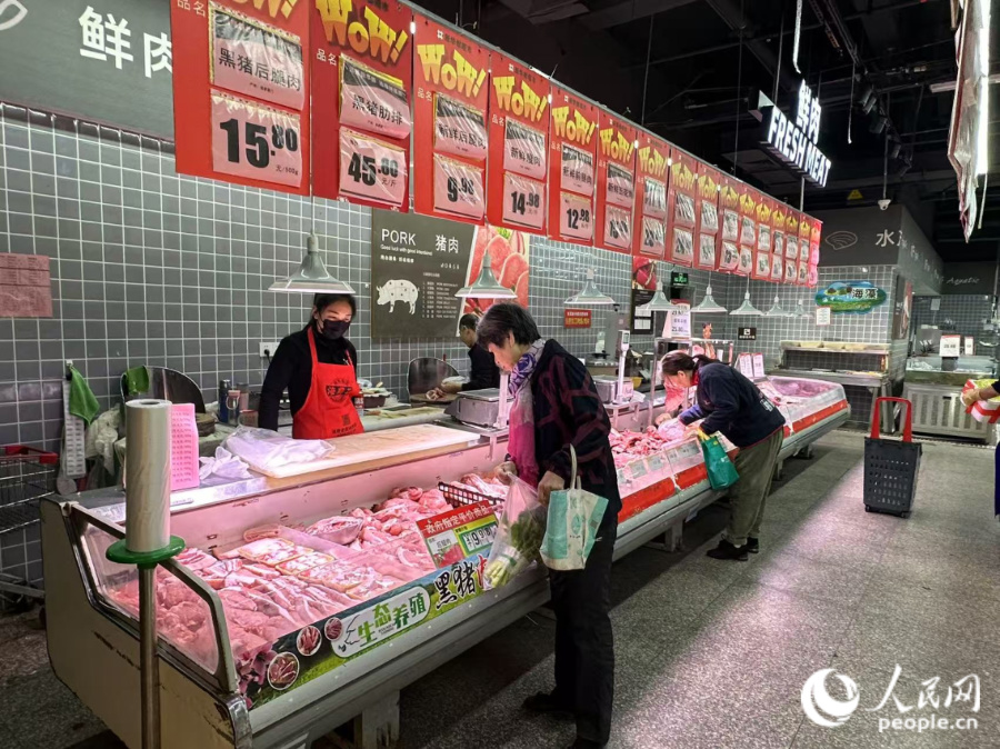 超市鮮肉區(qū)，市民正在挑選后腿肉、排骨。人民網(wǎng)記者 張萌攝