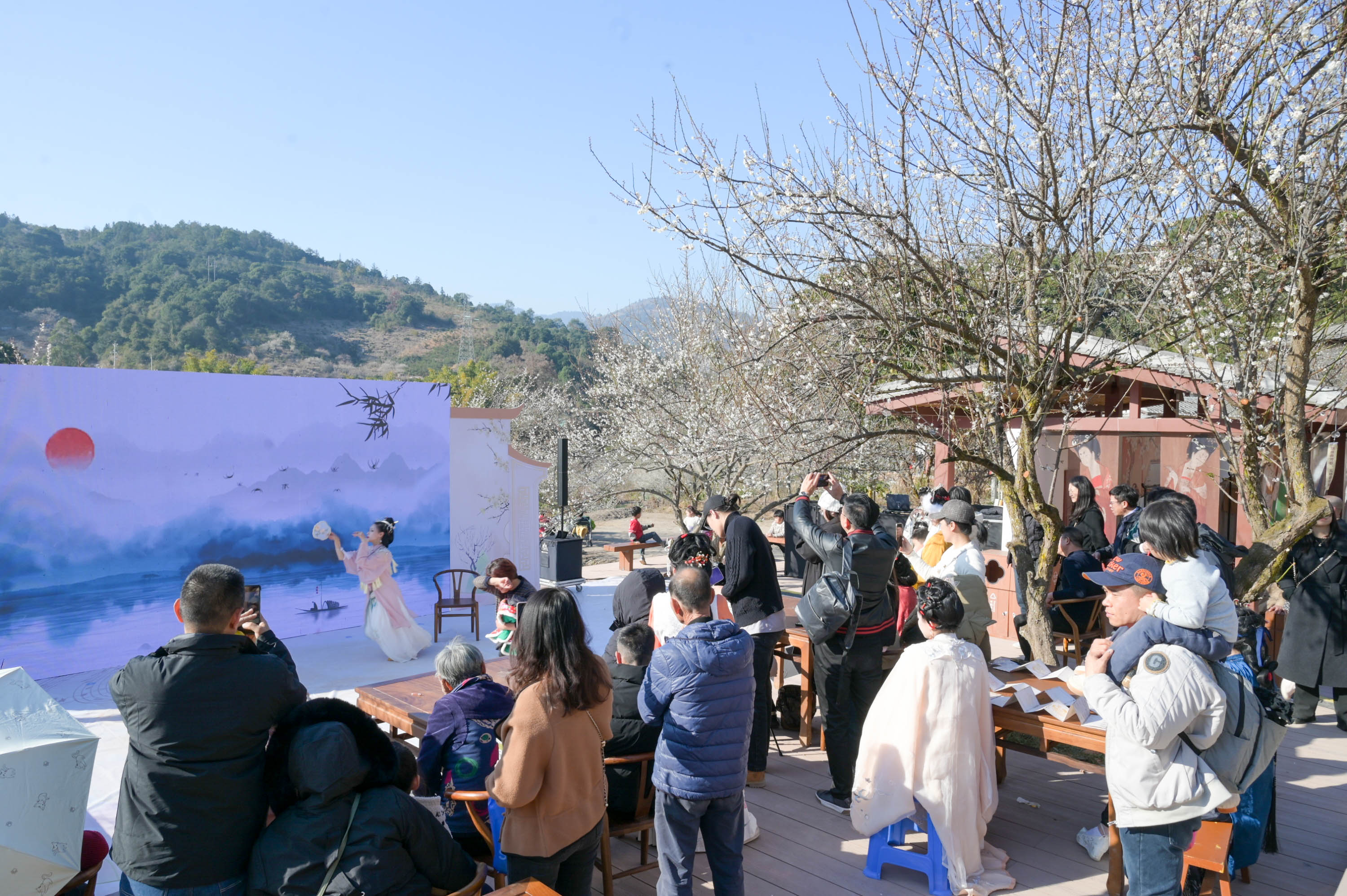 活動(dòng)現(xiàn)場，市民游客觀看表演