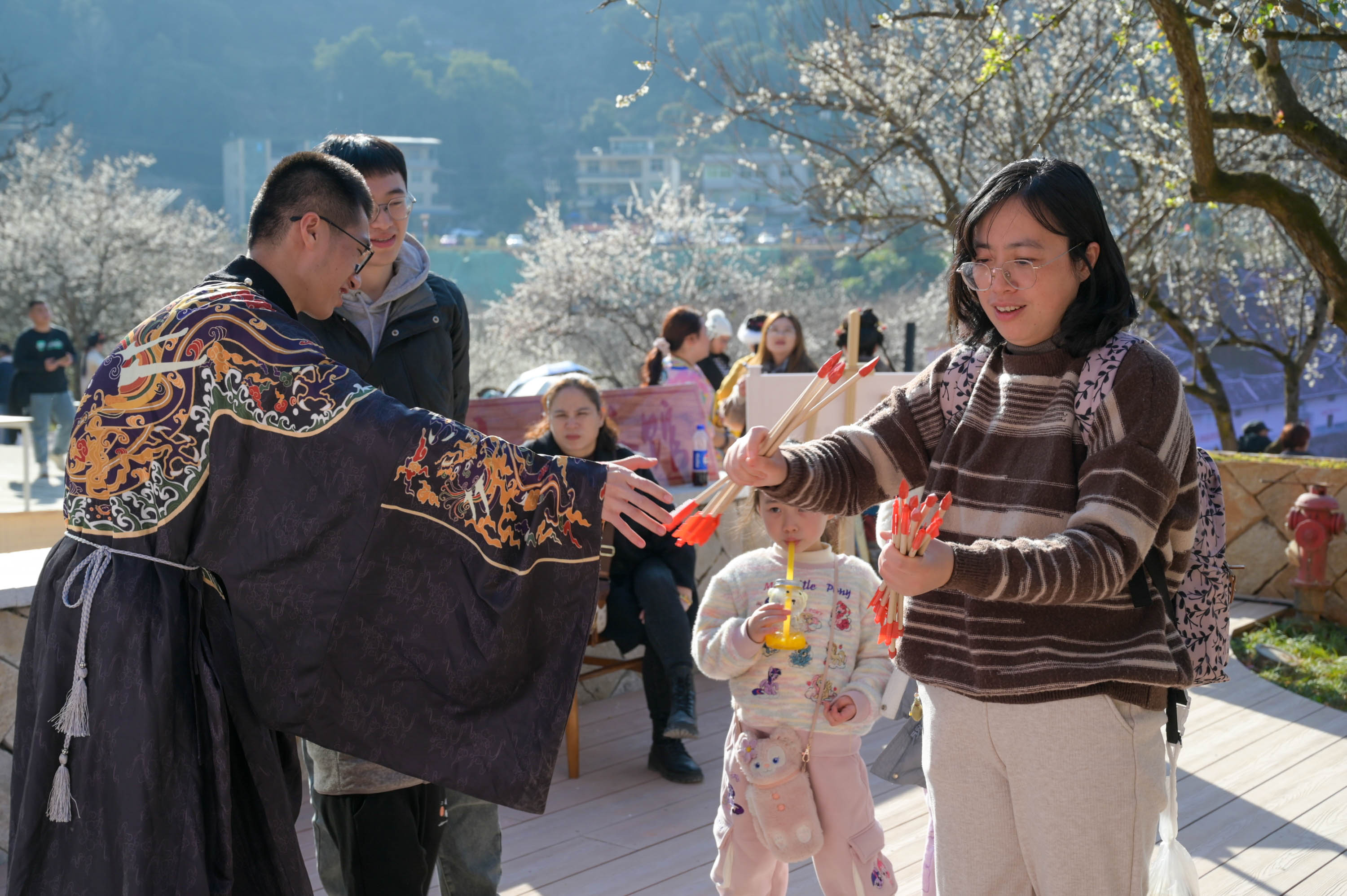 市民游客體驗(yàn)投壺游戲