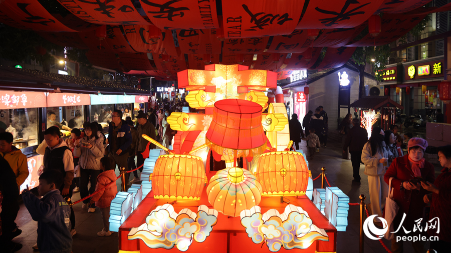 市民游客在造型各異的花車前駐足觀賞。人民網(wǎng)記者 陳博攝