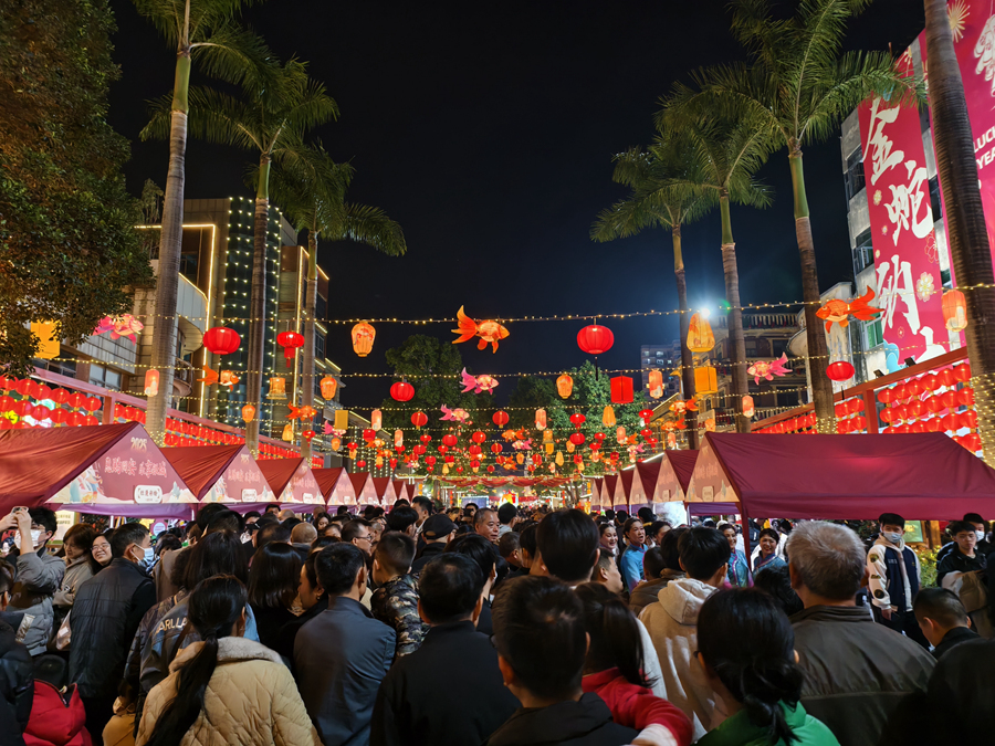 年貨市集現(xiàn)場一片歡聲笑語，人聲鼎沸。夏海濱攝