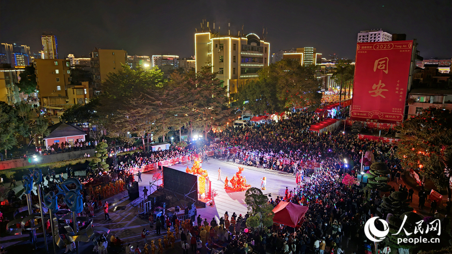 異彩紛呈的非遺表演吸引人們圍觀。人民網(wǎng)記者 陳博攝