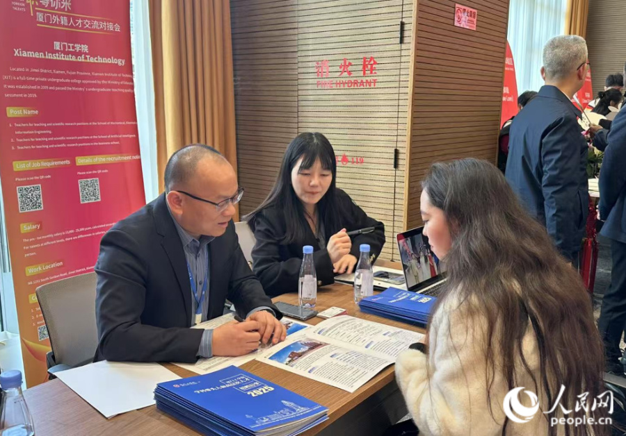 用人單位正在介紹崗位信息。人民網(wǎng)記者 張萌攝