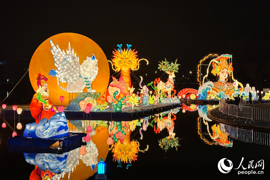 第二十三屆“兩馬同春鬧元宵”在福州市馬尾區(qū)瑯岐紅光湖公園亮燈。人民網(wǎng)記者 劉卿攝