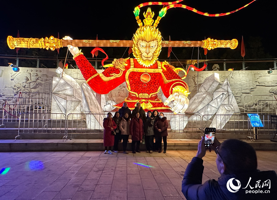 “悟空”燈組前，游客合影留念。人民網(wǎng)記者 劉卿攝