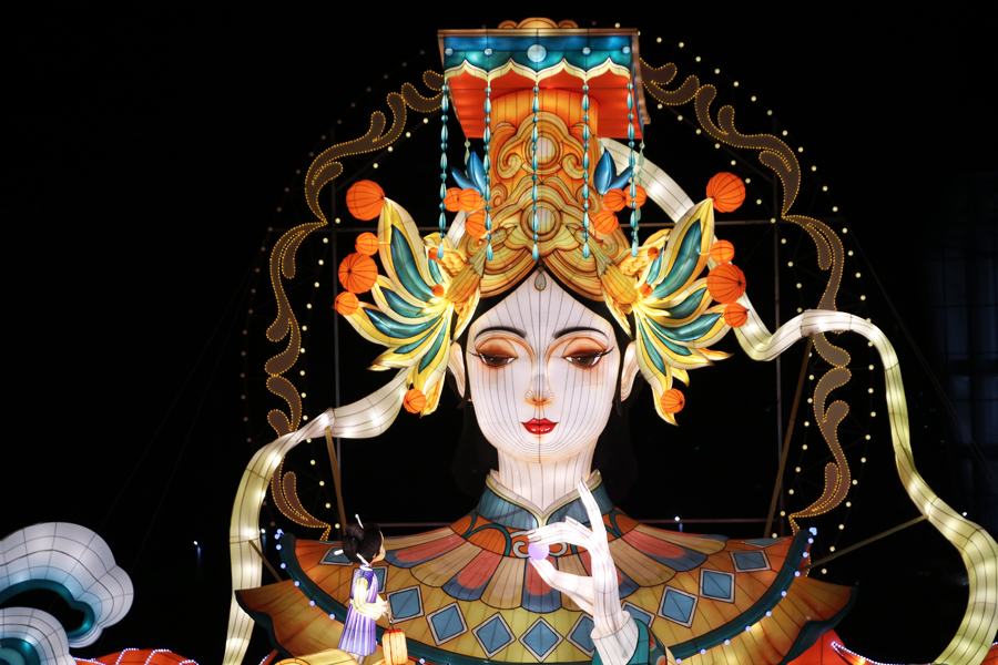 “媽祖”燈組高9米，其身前是一艘巨浪托起的小船，船頭站立著一位身著福州傳統(tǒng)“三條簪”服飾的小姑娘，與之對(duì)望。劉華攝