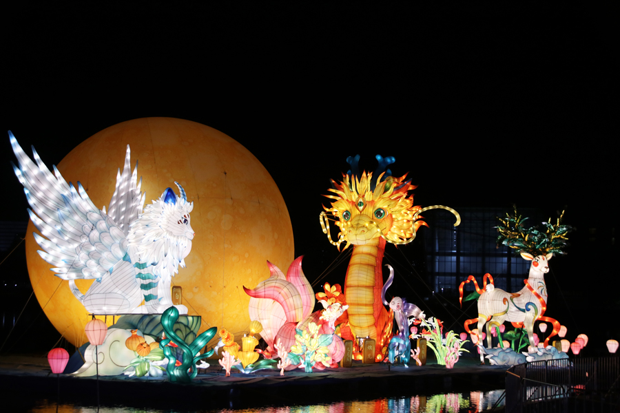 圖6：紅光湖的中央，三組超大型燈組“七下西洋”“瑯岐生明月 兩馬共此時(shí)”和“國泰民安”依次排開，組成一幅長達(dá)150米的水上燈光畫卷。劉華攝