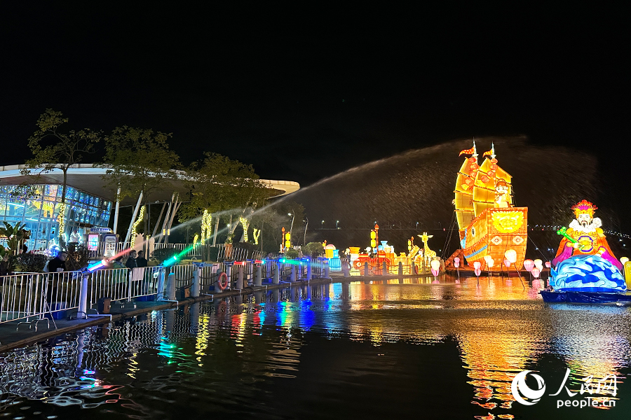 燈會(huì)現(xiàn)場(chǎng)，游客體驗(yàn)水上互動(dòng)項(xiàng)目。人民網(wǎng)記者 劉卿攝