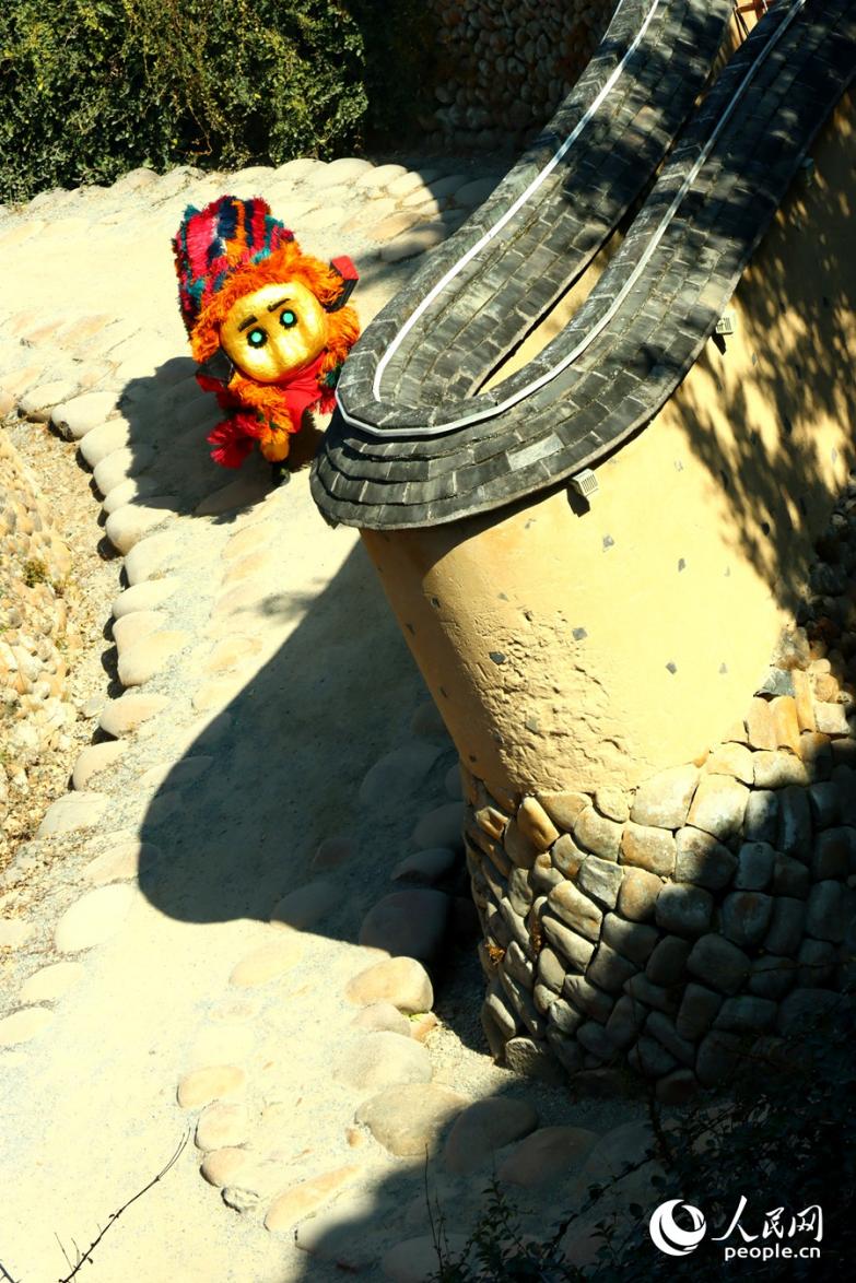 肥獅在嵩口古鎮(zhèn)鶴形路上表演。人民網(wǎng)記者 陳藍燕攝