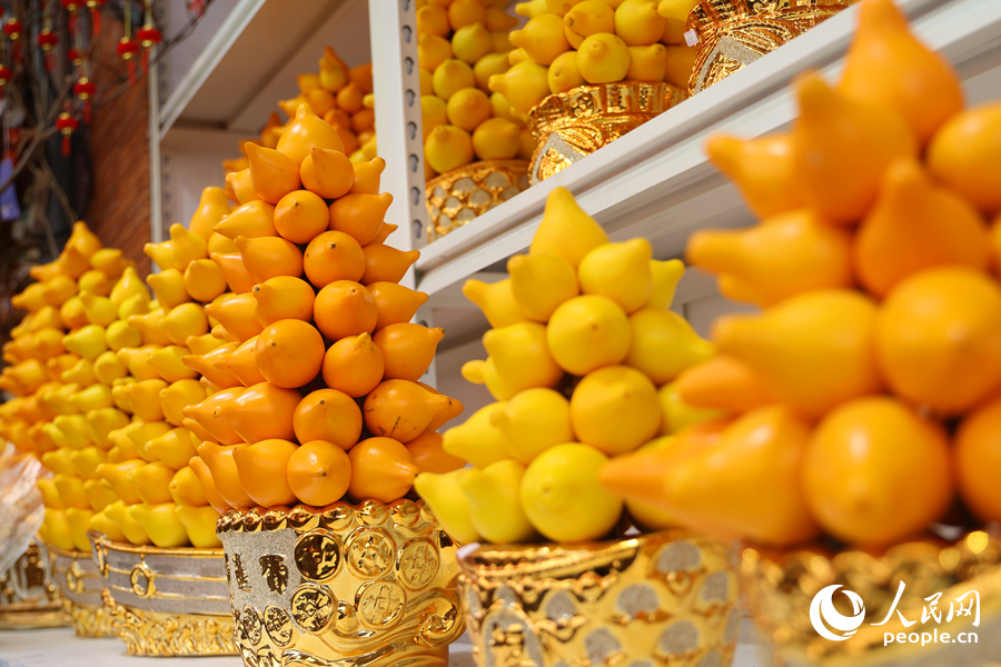 “黃金果”堆成的寶塔盆景寓意招財(cái)納福。人民網(wǎng)記者 陳博攝