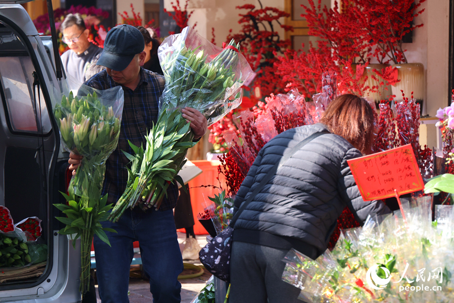 市民將一捆捆鮮花搬上汽車后箱。人民網(wǎng)記者 陳博攝