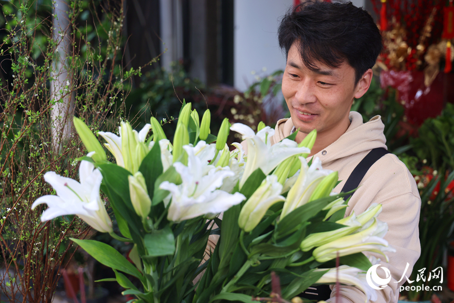 花藝師將整束鮮花打散，并認(rèn)真挑選。人民網(wǎng)記者 陳博攝