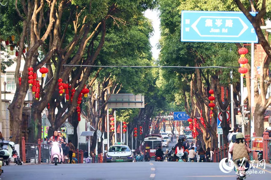 石鼓路人流如織。人民網(wǎng)記者 陳博攝