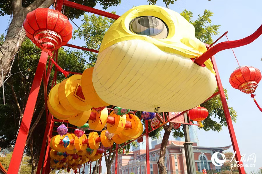 杏林灣路旁，生肖蛇形象的花燈引人駐足。人民網(wǎng)記者 陳博攝