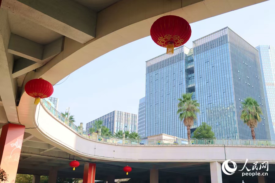 杏林灣商務(wù)運(yùn)營中心大紅燈籠高高掛。人民網(wǎng)記者 陳博攝