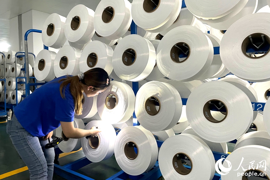 正在對錦綸成品進行品控檢測的工人。人民網(wǎng)記者 林盈攝
