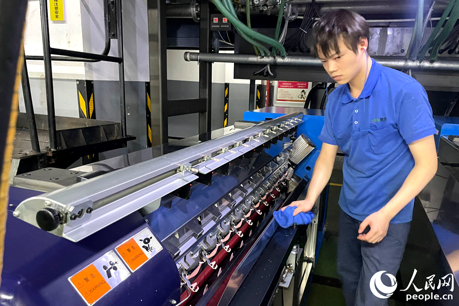 工人正在維護設備。人民網(wǎng)記者 林盈攝