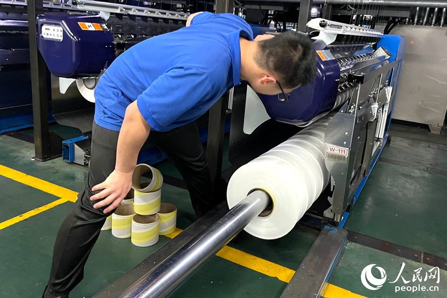 每卷紗的長度能達到200萬米。人民網(wǎng)記者 林盈攝