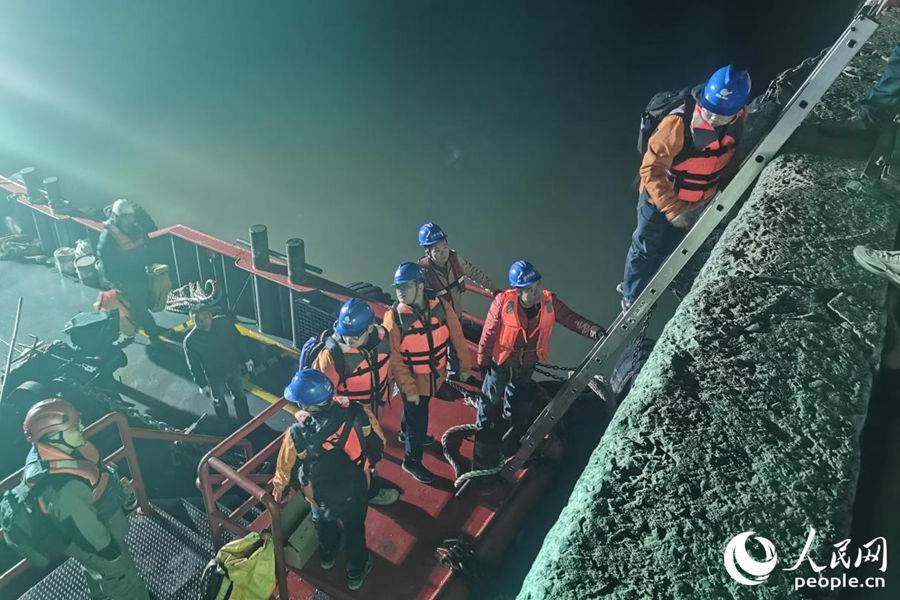 一行人在福建長樂松下渡口登岸，“海上工程師”安全返航。人民網(wǎng) 李唯一攝