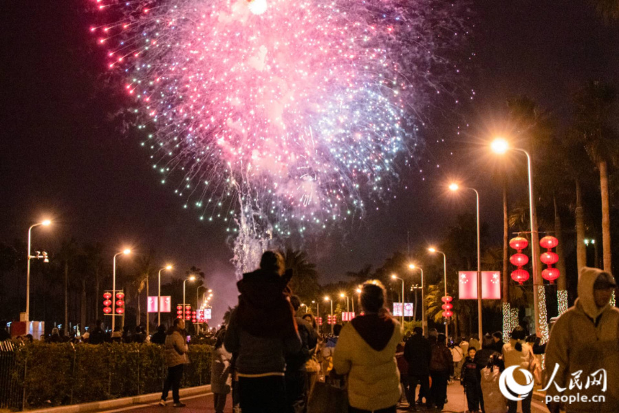 農(nóng)歷大年初一，廈門環(huán)島路黃厝海灘煙花秀如約而至。人民網(wǎng)記者 陳博攝