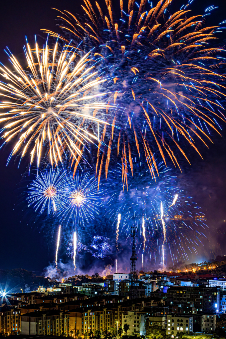 流光溢彩的夜空，寄托著兩岸人民對新春的祝福與期待。肖曉晶攝