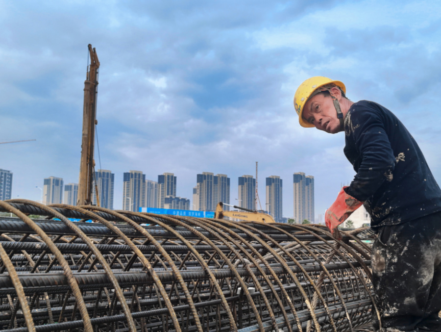 象嶼2024XP01地塊工程總承包（EPC）項(xiàng)目鋼筋工人正在綁扎鋼筋。中建海峽廈門公司供圖