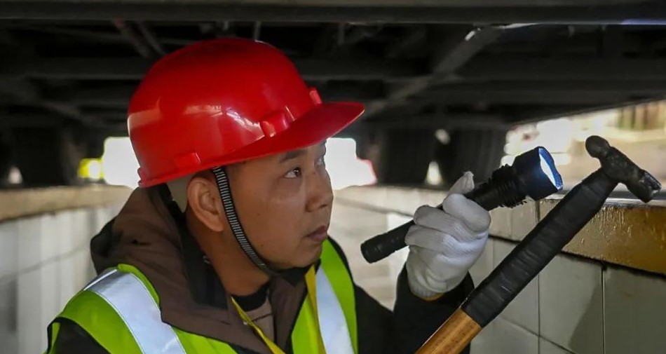 泉運(yùn)汽車公司員工堅(jiān)守崗位。黃梓濠攝
