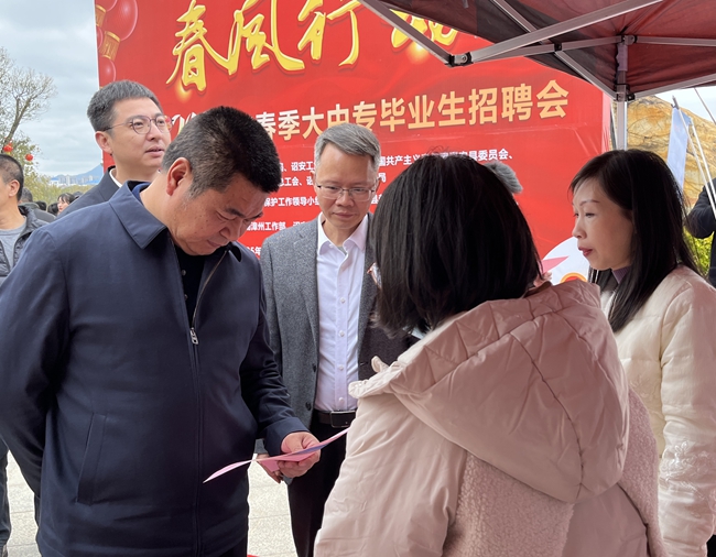 詔安縣委書記李亞容到現場為企業(yè)與求職者“搭橋”