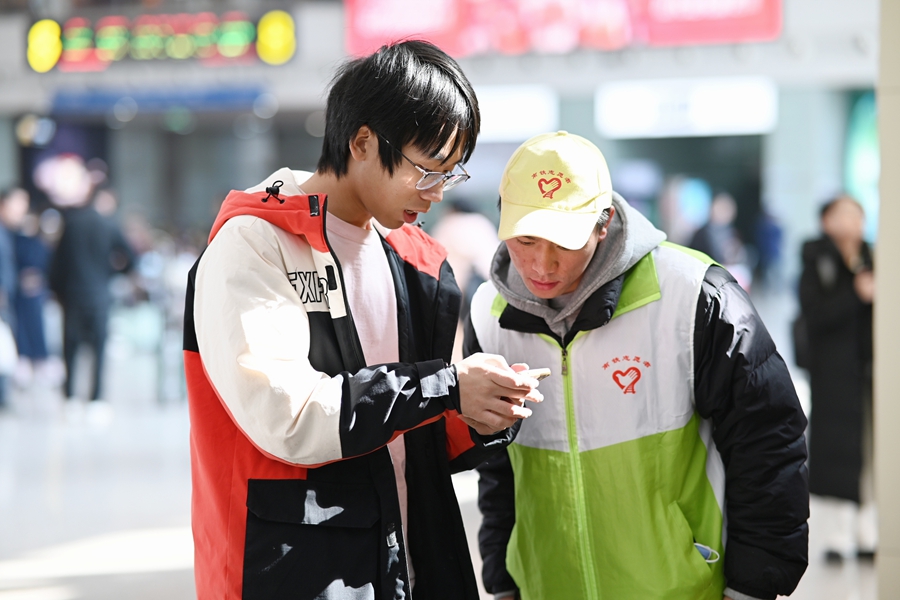 福州火車(chē)站鐵路志愿者為學(xué)生旅客解答咨詢(xún)。鄒海杰攝
