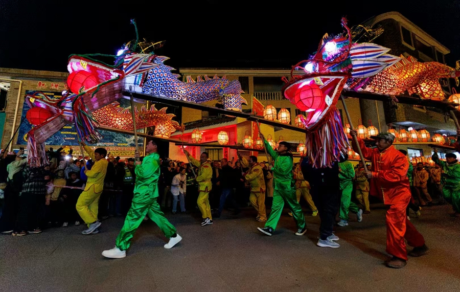 近日，長汀縣一場“村晚”上的龍燈表演