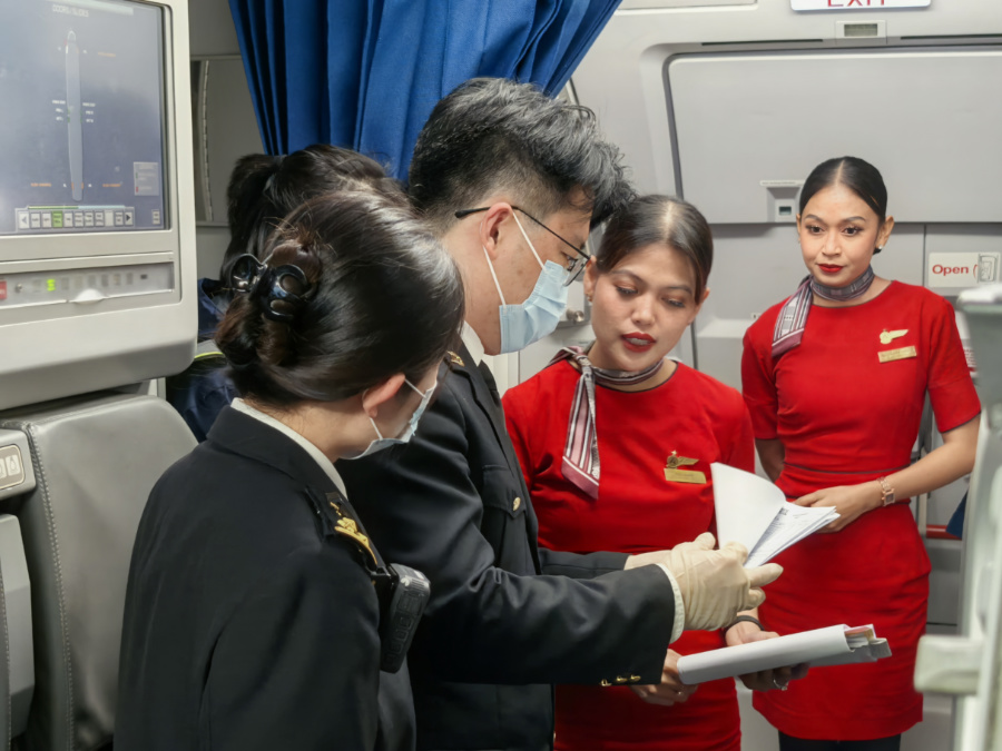 海關(guān)關(guān)員在核對旅客信息。廈門海關(guān)供圖