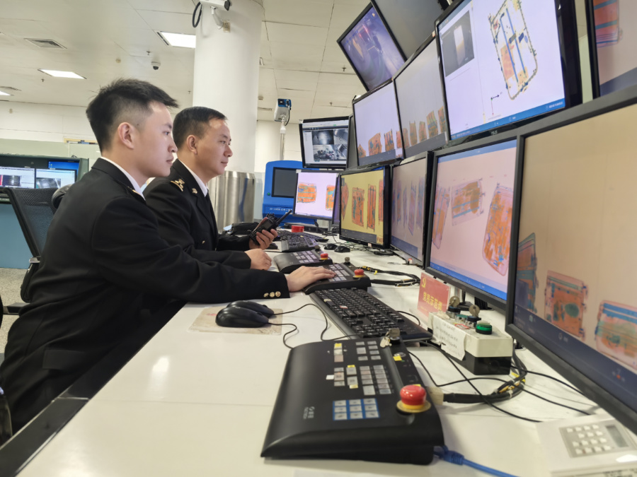 海關(guān)對進境旅客行李進行監(jiān)管。廈門海關(guān)供圖