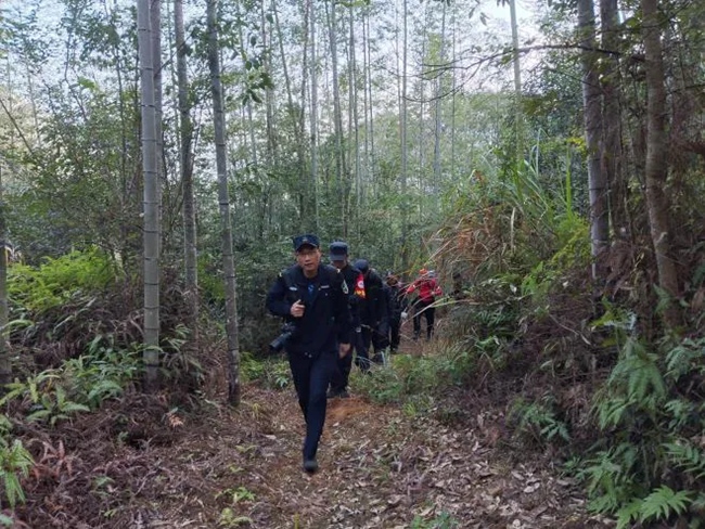 與應(yīng)急處置隊伍、戶外志愿者開展聯(lián)合巡護