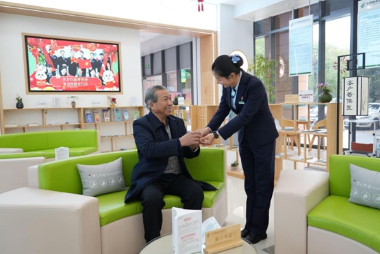 郵儲銀行福建分行:讓養(yǎng)老變"享老"近年來，郵儲銀行福建省分行通過構(gòu)建高質(zhì)量養(yǎng)老金融服務(wù)體系，在全省打造一批養(yǎng)老示范金融網(wǎng)點，對網(wǎng)點進(jìn)行適老化改造、推出養(yǎng)老金融專屬產(chǎn)品，打造讓百姓滿意的養(yǎng)老金融特色銀行。