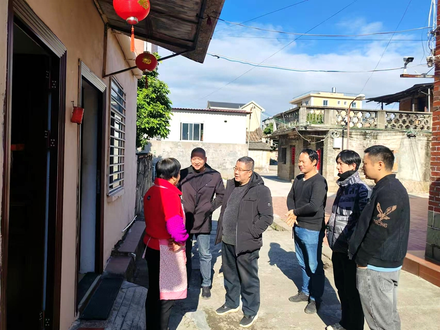 青年黨員們積極踴躍地投身于政策宣傳、矛盾調(diào)解等各項改造工作中。宏路街道供圖