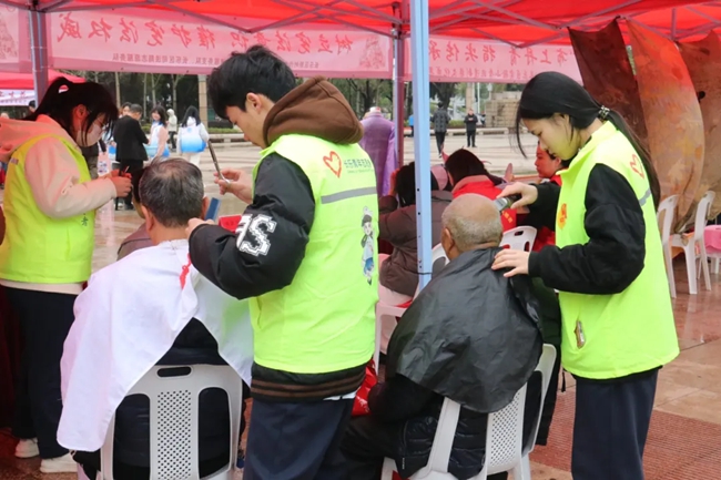 提供免費理發(fā)服務(wù)