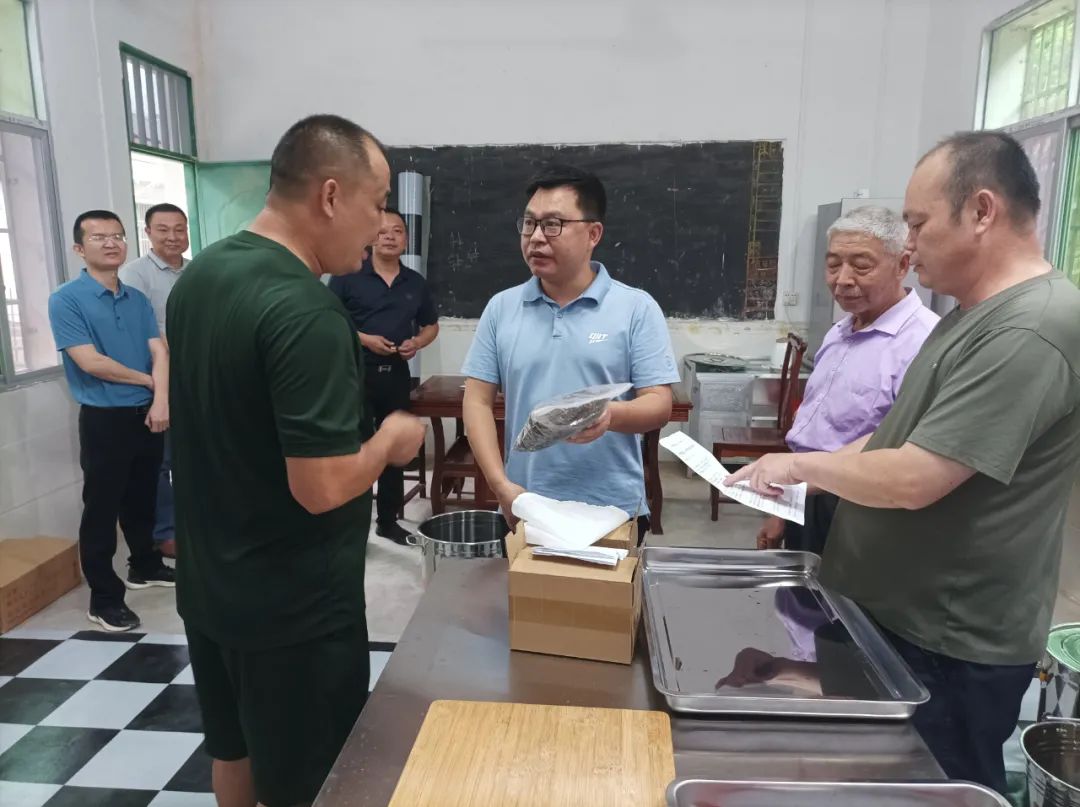 鐘福輝（中間藍(lán)色短袖）察看上赤村鄉(xiāng)村振興直播基地建設(shè)情況