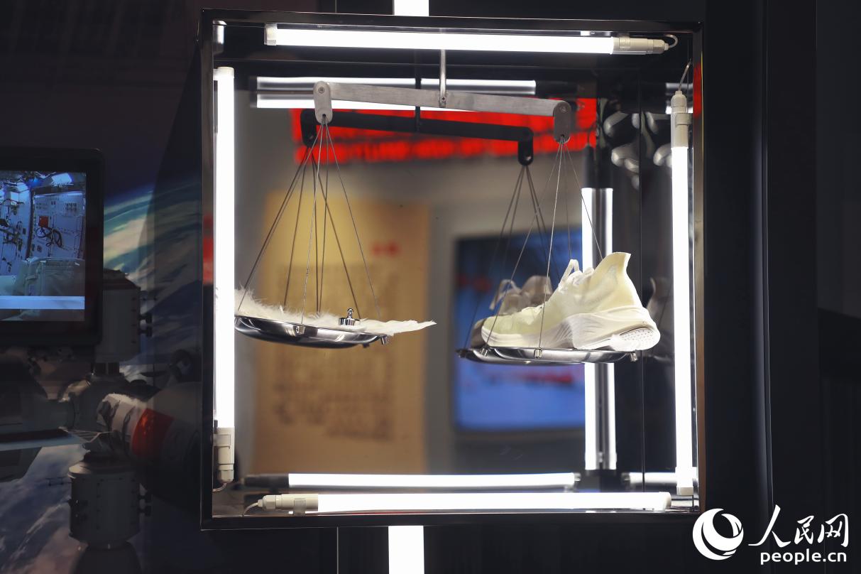 通過“氫科技”等自主研發(fā)的核心科技，安踏集團自主研發(fā)的41碼單只鞋重量不到100克，鞋底密度為羽毛的五分之一。人民網(wǎng) 李唯一攝