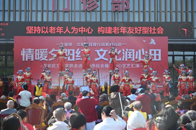 少兒高蹺表演。陳佳琦攝