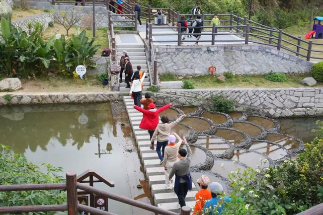 游客在鶴上鎮(zhèn)鄉(xiāng)間游覽