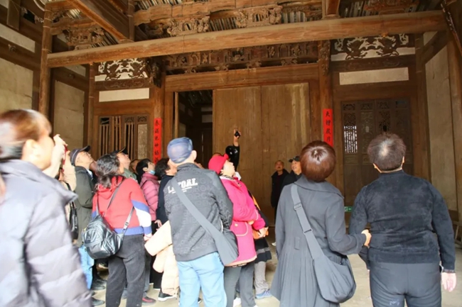 游客參觀古建筑