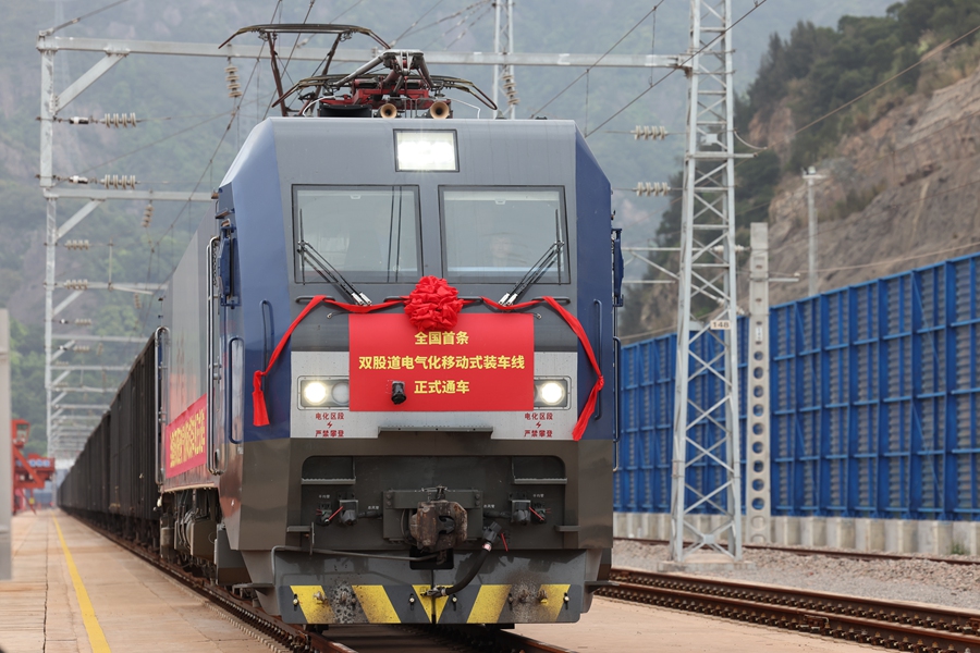 全國首條雙股道電氣化移動式裝車線正式投入運營，49051次列車在福建可門港鐵路支線可門Ⅲ場裝車區(qū)整裝待發(fā)。成俊攝