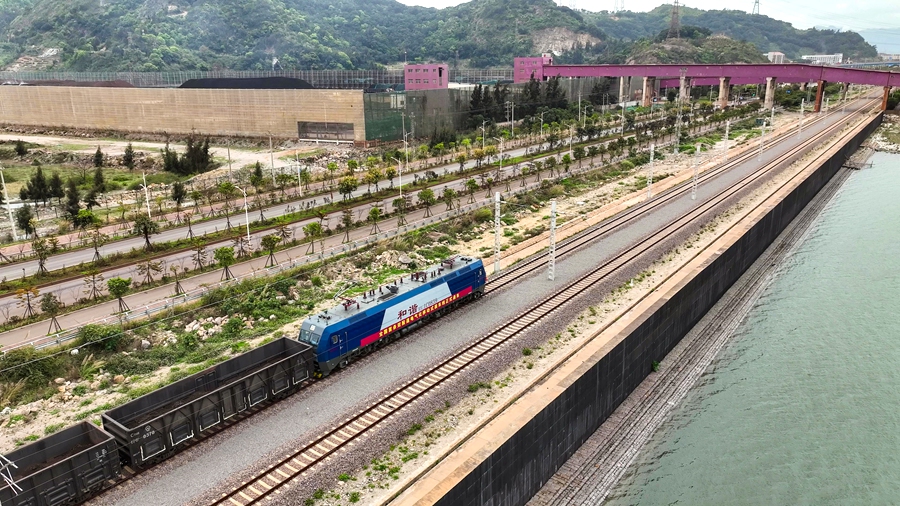 滿載3000余噸巴西鐵礦石的49051次列車駛出可門港。胡錦鵬攝