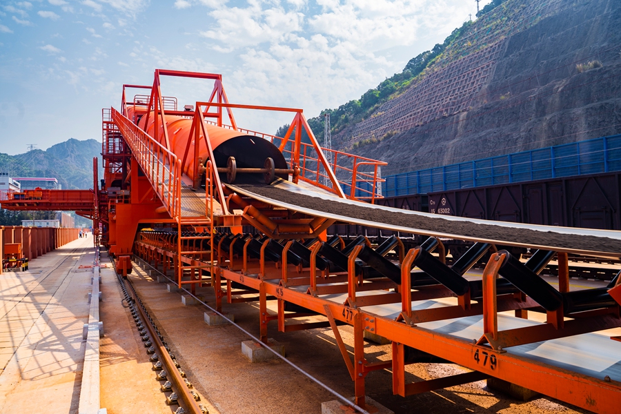 鐵礦通過傳送帶輸送至雙股道電氣化移動式裝車機內(nèi)。唐志海攝