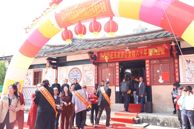 馬來西亞僑親們走進(jìn)后清黃氏福昌祖祠