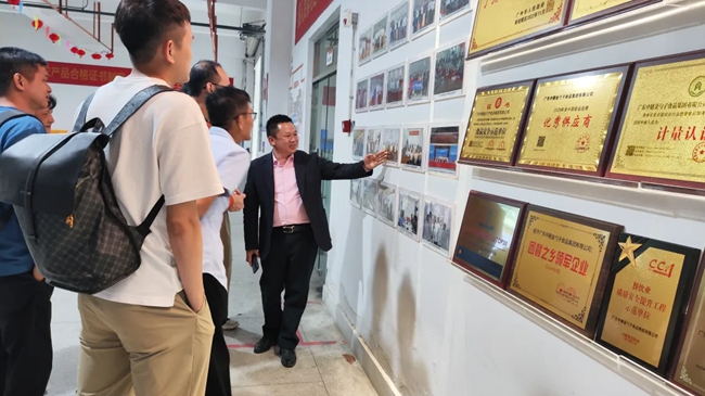 尋親代表團(tuán)在村中走訪參觀，了解該村發(fā)展的團(tuán)餐產(chǎn)業(yè)