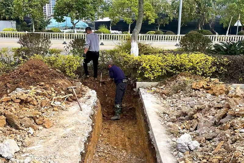 工人正在開挖截水渠。南靖縣住房和城鄉(xiāng)建設(shè)局供圖