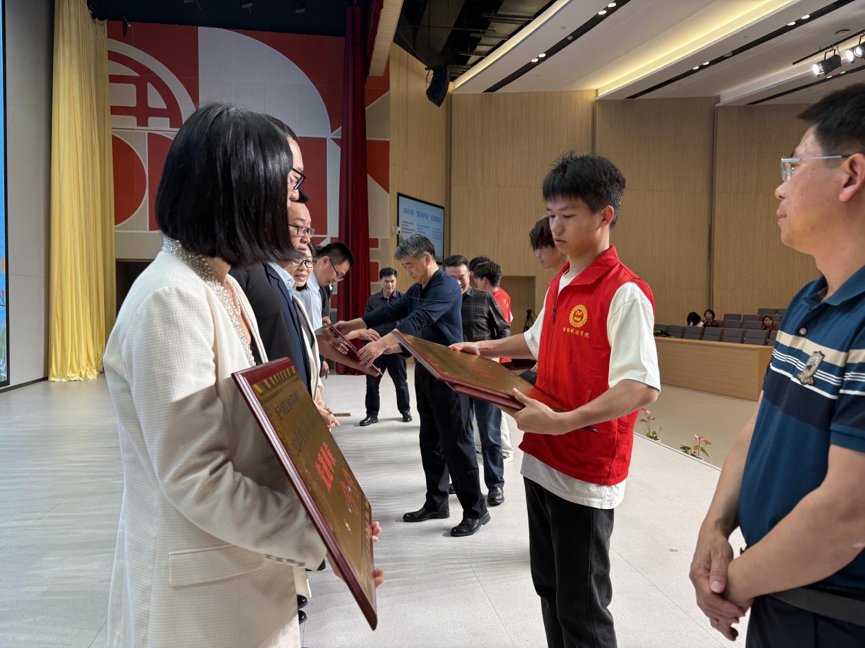 頒獎(jiǎng)現(xiàn)場(chǎng)。廈門(mén)雙十中學(xué)湖里分校供圖