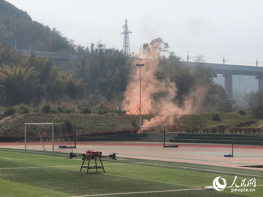 永安市森林消防大隊開展“以水滅火+無人機協(xié)同”戰(zhàn)法的實戰(zhàn)演練。人民網(wǎng) 楊灝昱攝