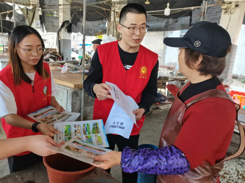 志愿者發(fā)放宣傳冊(cè)